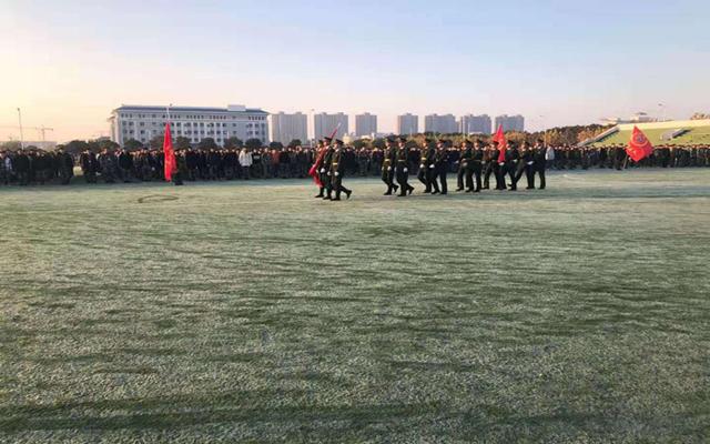 宿迁科技学校举行升国旗仪式